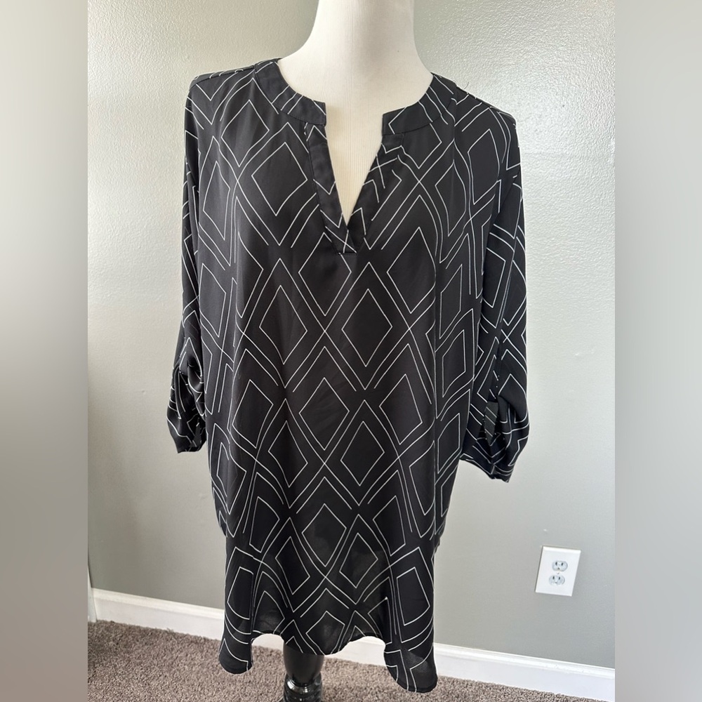 Crest women’s size 22/24 V-neck blouse with‎ button snap roll sleeves